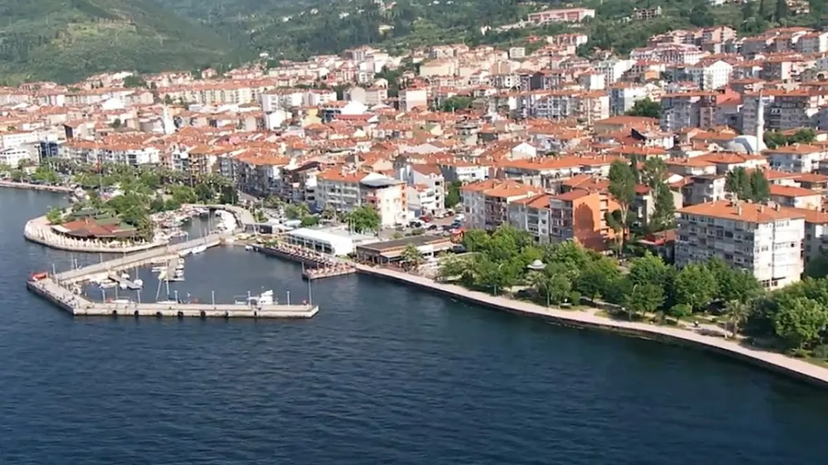 Karamürsel sahili ve yürüyüş alanı
