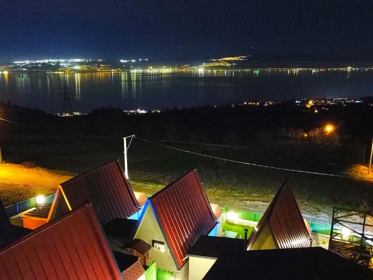 Patya Bungalov gece deniz manzarası